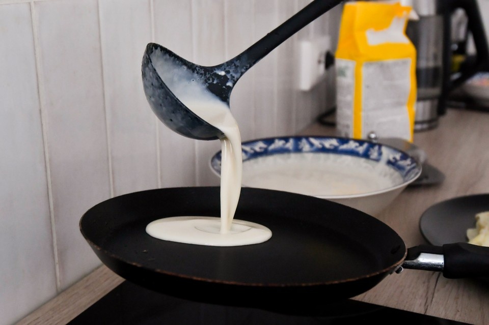    Жарить все блины лучше на сковороде с антипригарным покрытием. Ольга ЮШКОВА