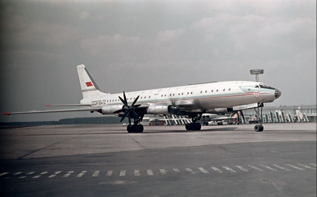 Ту-114 СССР-76472 в аэропорту Домодедово. Фото М. Топорикова