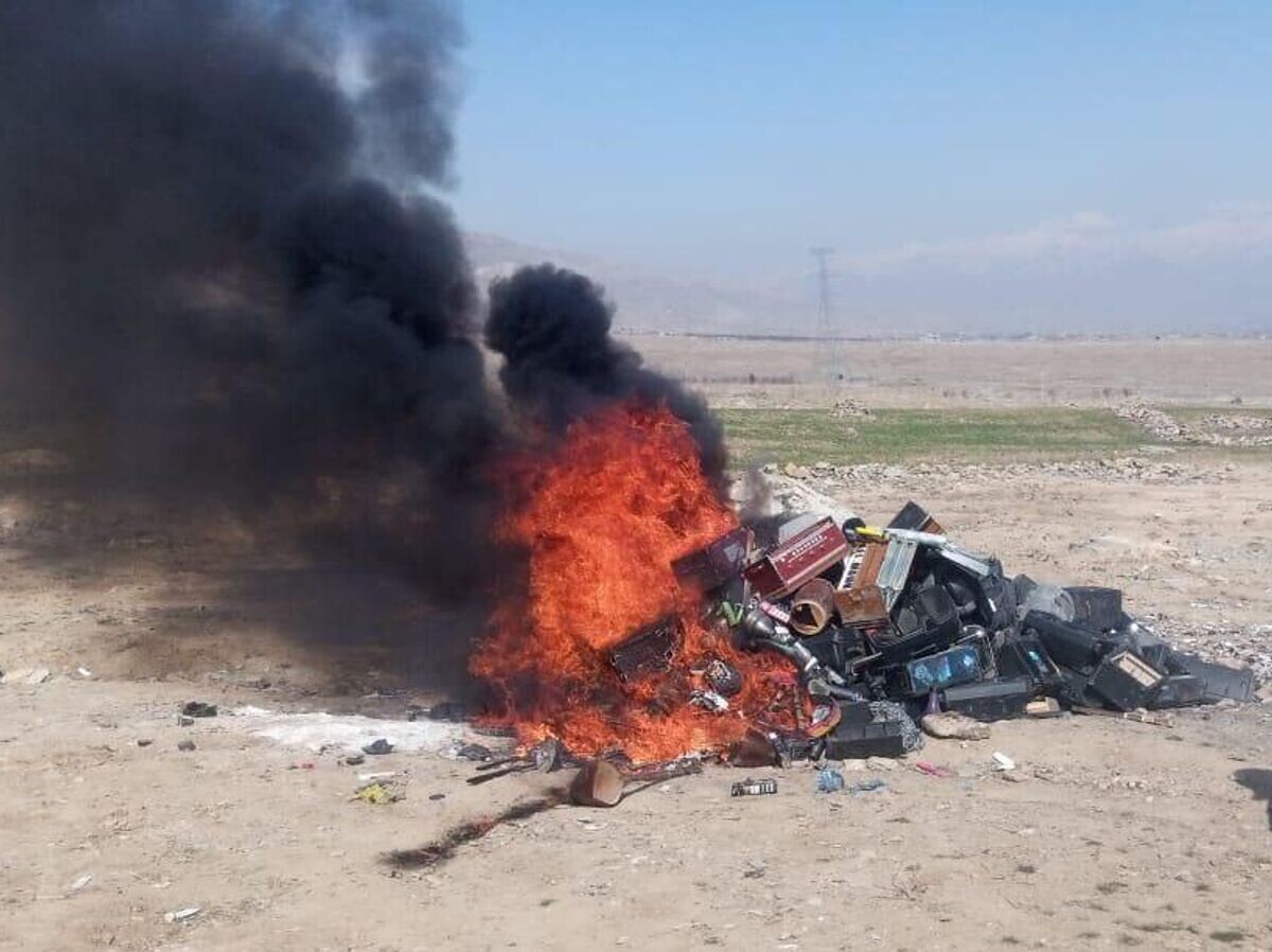    Публичное уничтожение более 500 музыкальных инструментов в Афганистане | © Фото : соцсети