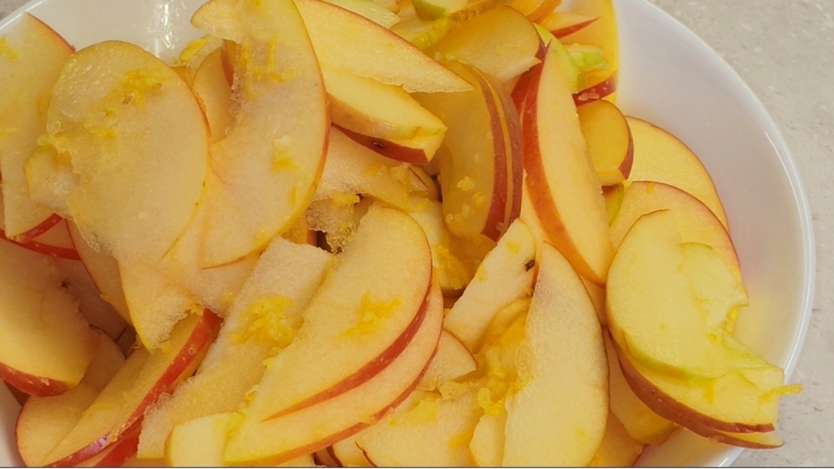 Яблоки должны постоять и отдать сок — лишняя жидкость потом делает центр влажным.