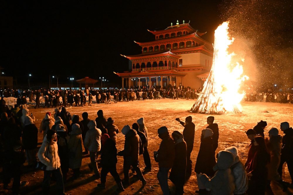    Верующие и монахи принимают участие в обряде "Дугжууба" в Бурятии / Пелагия Тихонова / РИА Новости