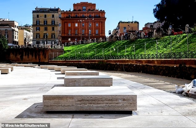Недавно здесь провели ремонт, и некогда характерную для этого места брусчатку вдоль южной стены заменили мраморной плиткой.