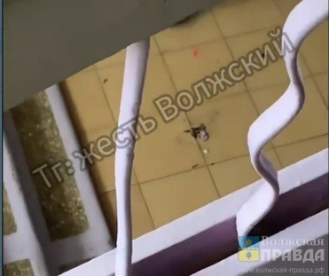 Скриншот с видео, опубликованного в ТГК "Жесть Волжский"📷    «Поставим на учёт»: в Волжском у шестиклассника замкнуло «электронную зажигалку»
