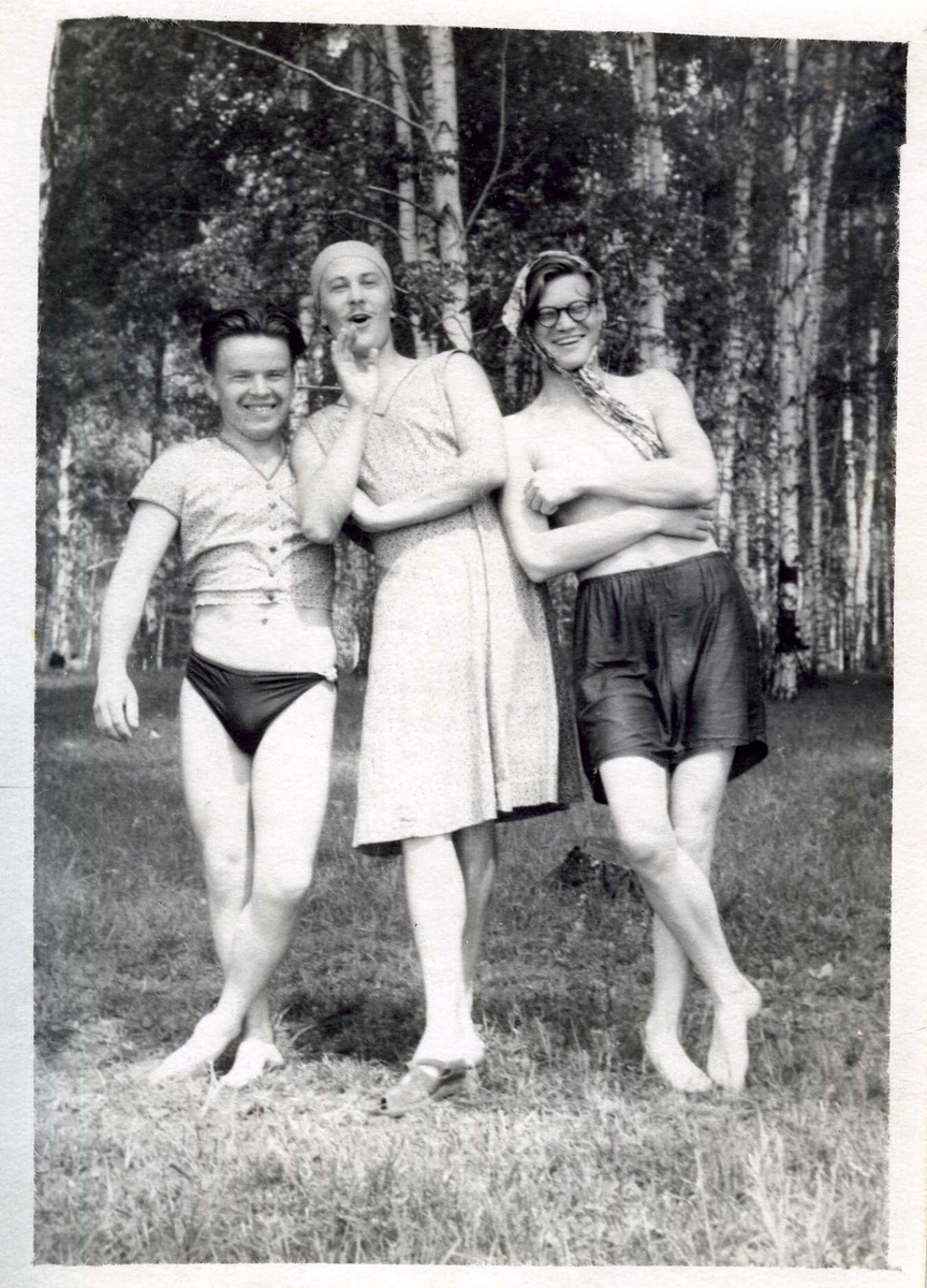 Фото: Студенты группы развлекаются на пикнике.
Слева направо: автор, Валерий Булатов, Пётр Власов