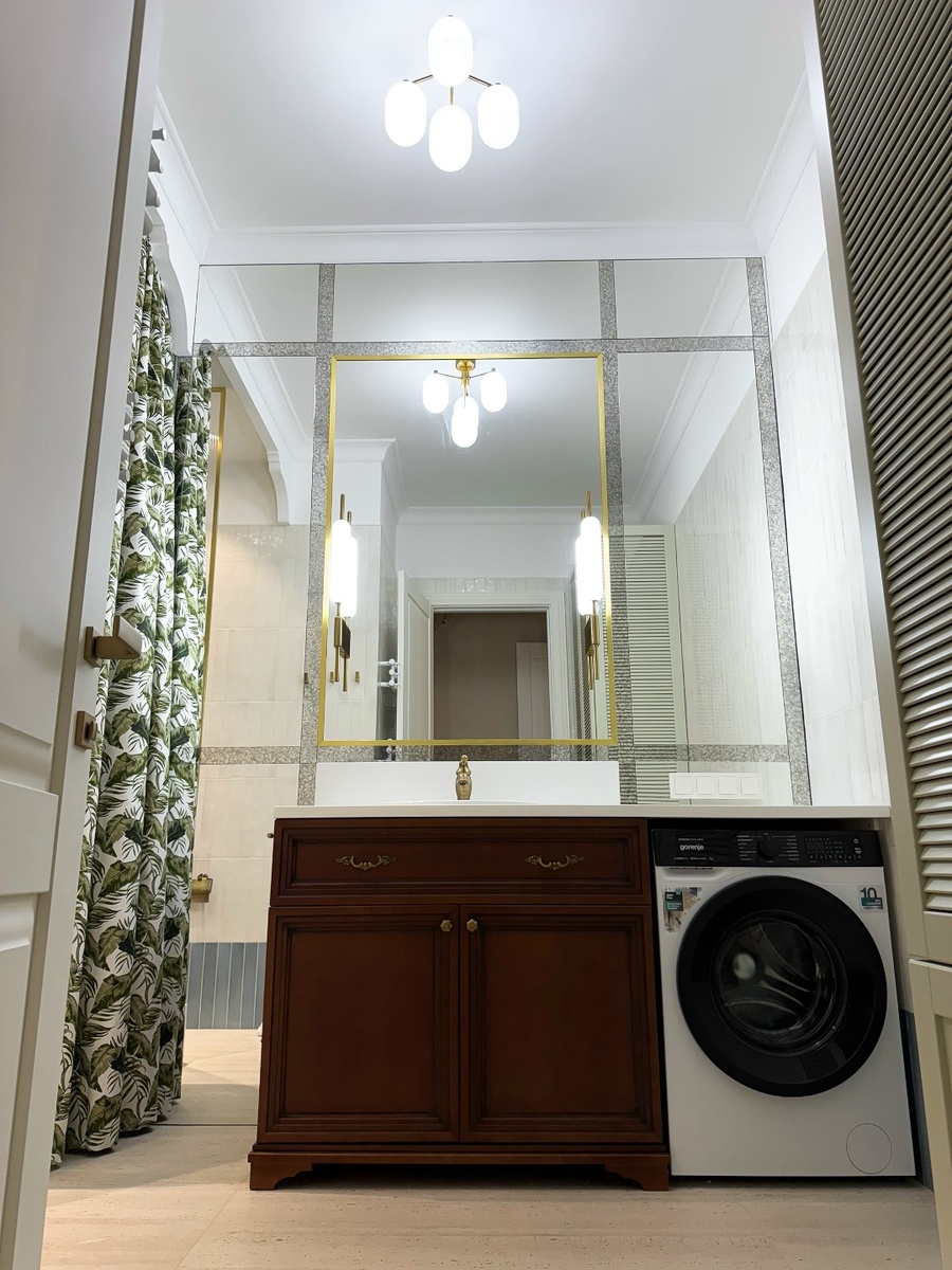 Зеркальное панно для ванной комнаты во всю стену, с элементами состаренного зеркала.