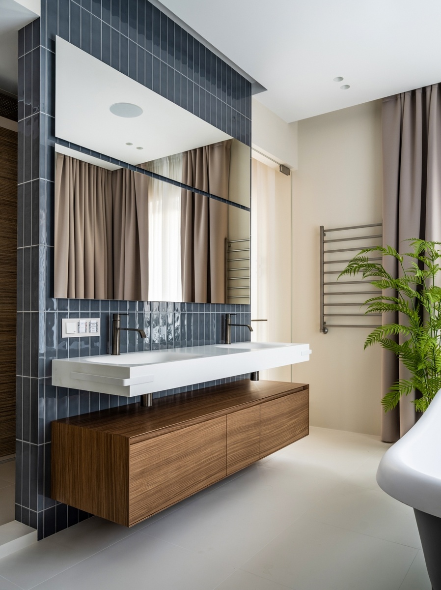 Зеркальное панно для ванной комнаты из двух элементов.