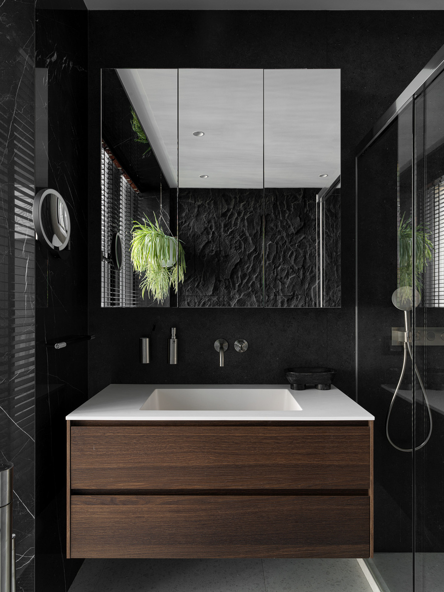 Зеркальное панно для ванной комнаты из трёх элементов.