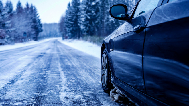 Фото: https://ru.freepik.com/free-photo/black-car-iced-road-surrounded-by-trees-covered-with-snow_16607641.htm#fromView=search&page=1&position=2&uuid=b992aed2-0d12-43b7-8fdd-0fa685a11c7a&query=car+road+winter