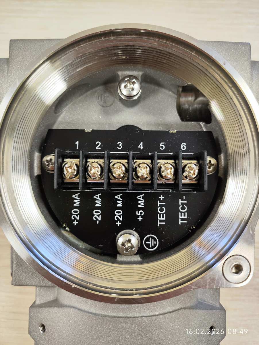 А за крышкой колодка для  подключения кабеля сигнального.