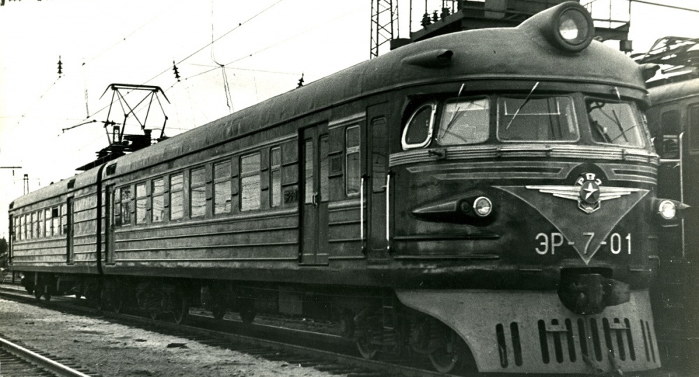 Первый электропоезд переменного тока - малосерийная ЭР7.