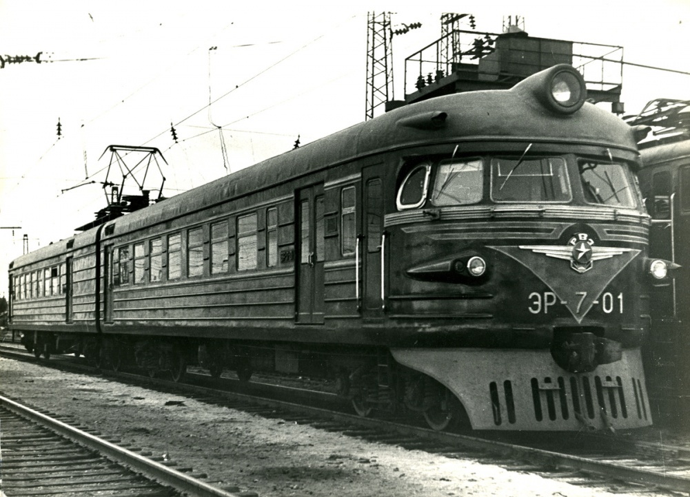 Головной и моторный вагоны ЭР7 на испытаниях. Посмотрите на расположение тамбура в головном вагоне, всё пространство между торцом и тамбуром занимало оборудование. 