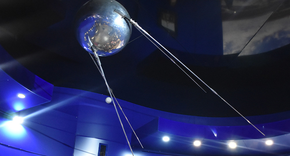 История одного предмета. Спутник 1: Значки времени