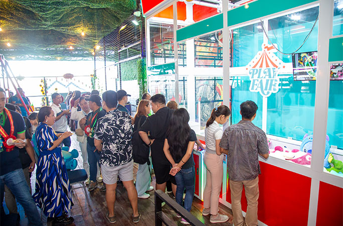 Самый большой автомат в мире — филиппинский Claw King (2025), занесённый в Книгу рекордов Гиннесса. Высота — 3,88 метра, призы по размеру сопоставимы по размеру с ребёнком.