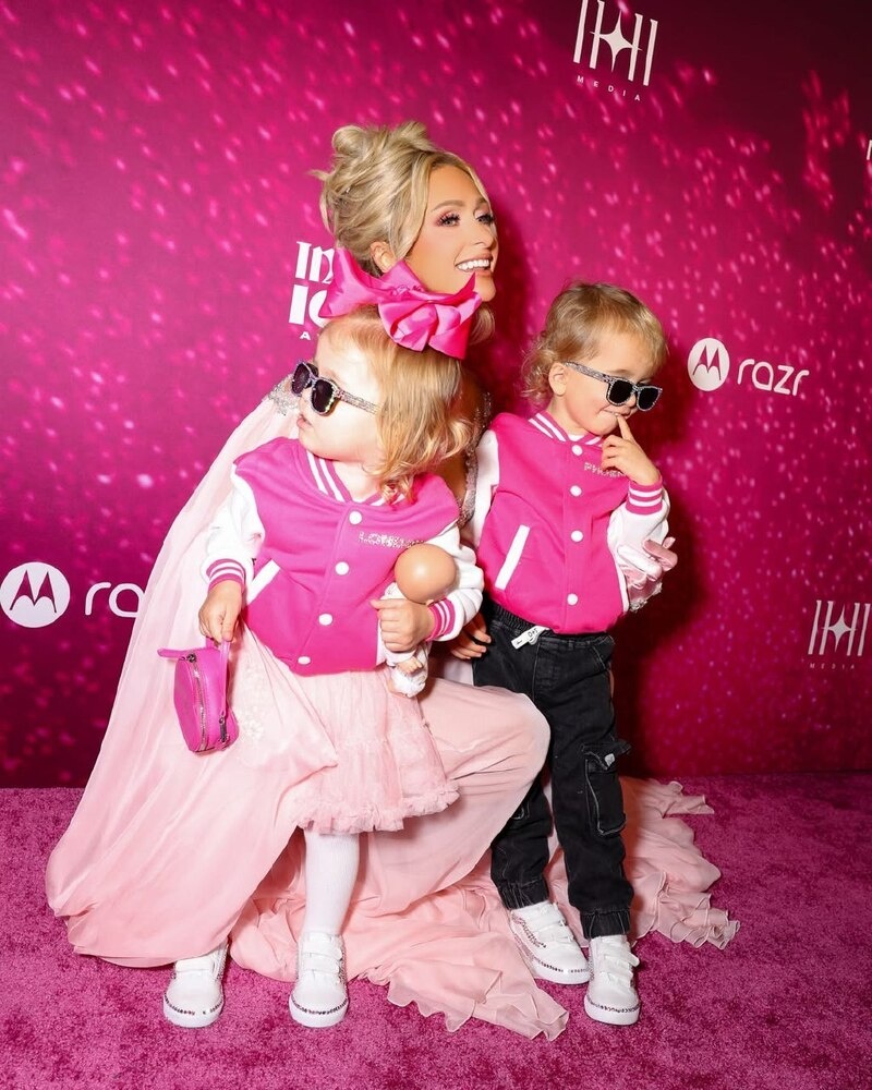     Пэрис Хилтон с сыном и дочерью