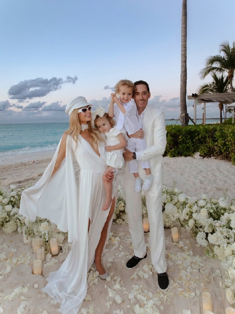     Пэрис Хилтон и Картер Реум с детьми