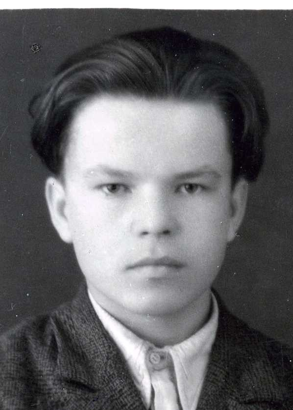 На снимке - автор, учащийся Кировского
авиационного техникума, в возрасте 16 лет.