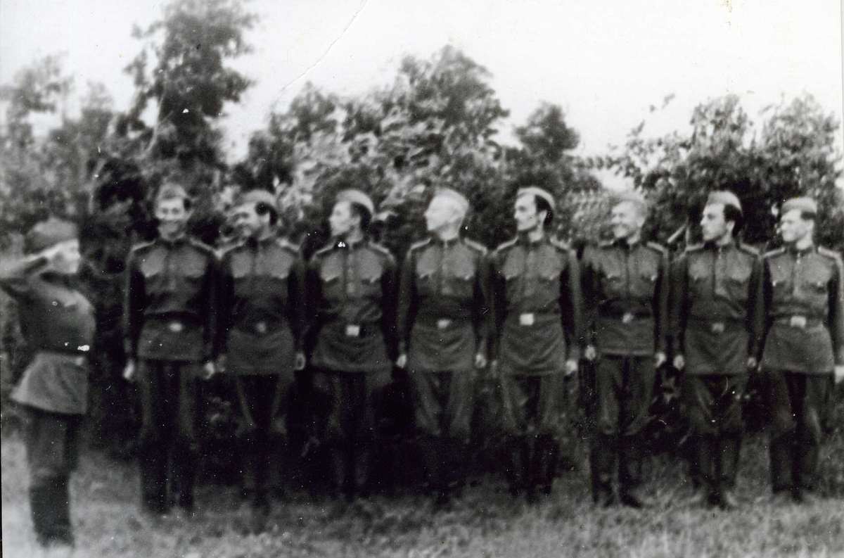 На снимке: моё отделение. Слева: командир отделения - автор.