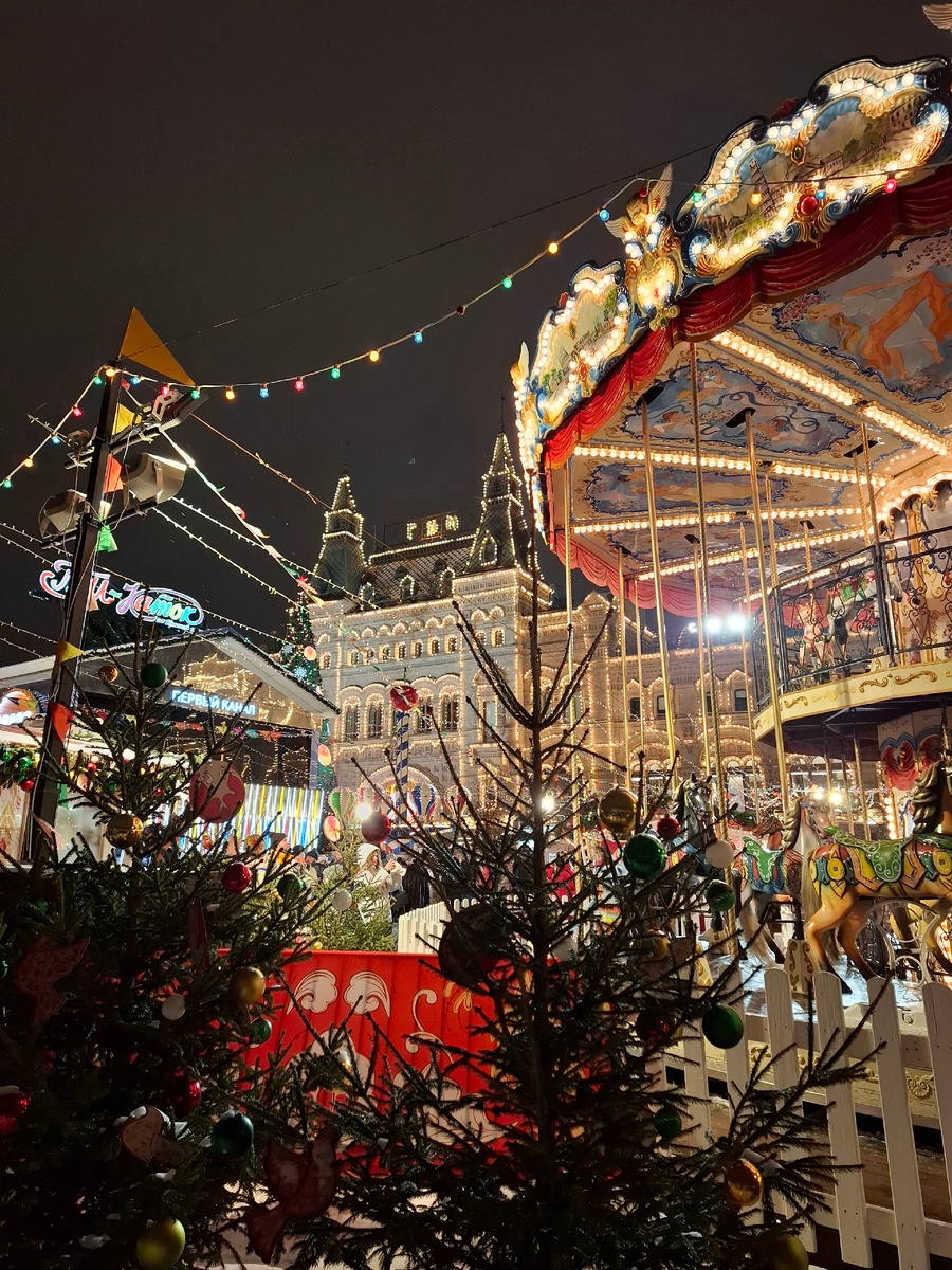 Красная площадь и вид на ГУМ в новогодние праздники 