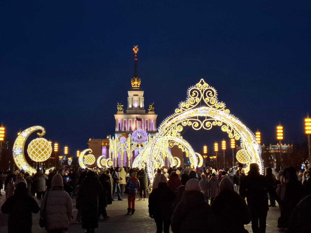 Территория ВДНХ в новогоднем убранстве 