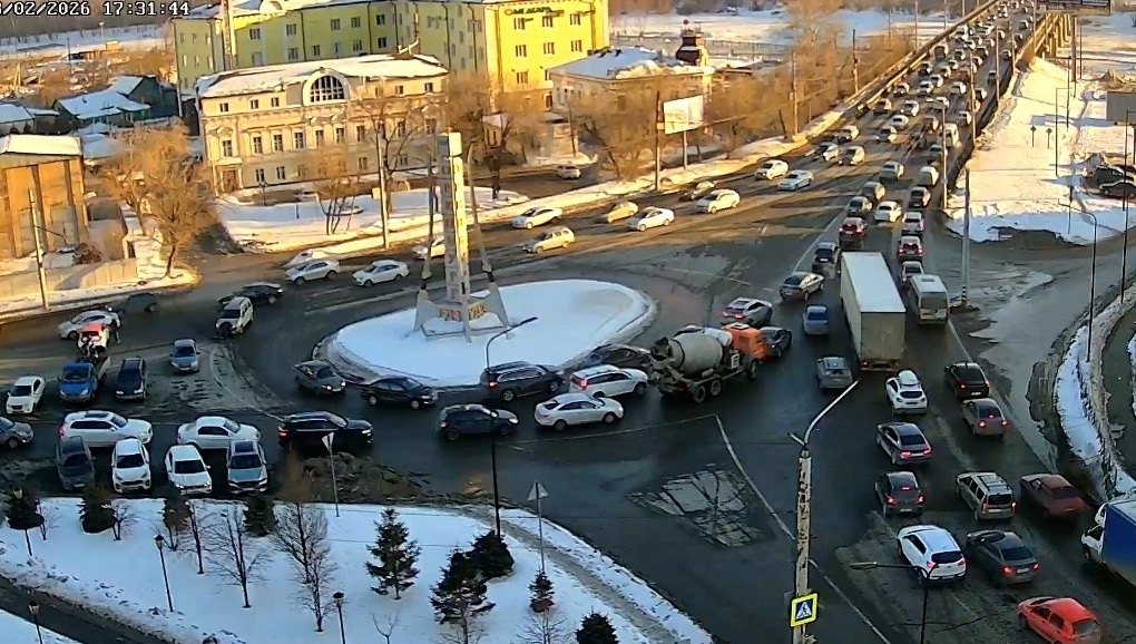    Пробки на Донгузской: на мосту через Урал в Оренбурге начали латать ямы после жалоб водителей