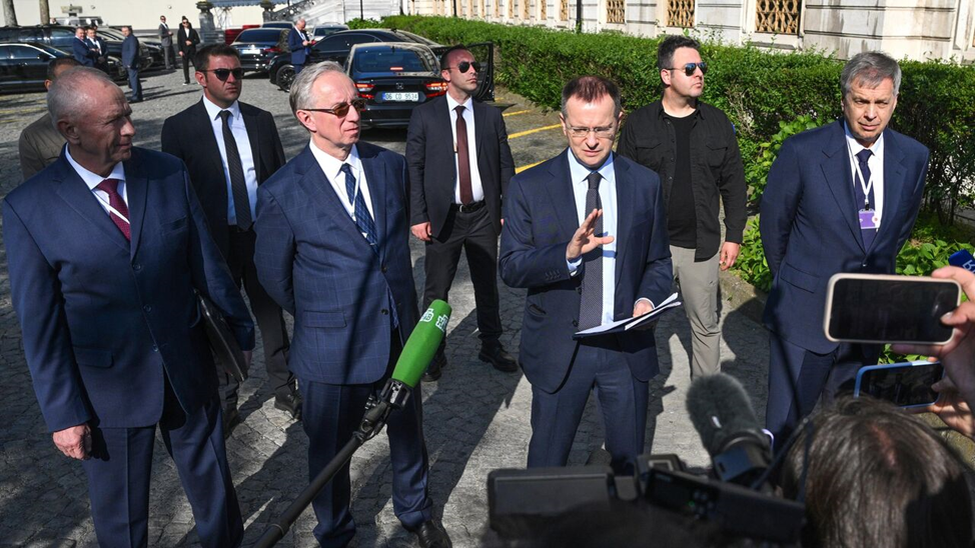 Наши переговорщики всегда под плотным прикрытием охраны.