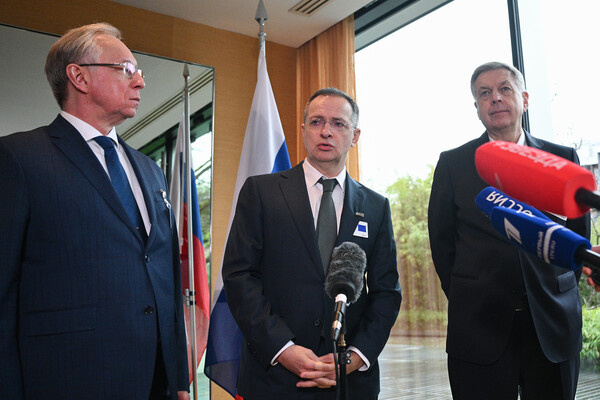 Заместитель министра иностранных дел РФ Михаил Галузин, помощник президента РФ Владимир Мединский, начальник главного разведывательного управления Генерального штаба ВС РФ адмирал Игорь Костюков (слева направо) во время пресс-подхода в отеле «Интерконтиненталь» в Женеве по итогам второго дня переговоров представителей России, США и Украины, 18 февраля 2026 года / Кирилл Зыков/РИА Новости  