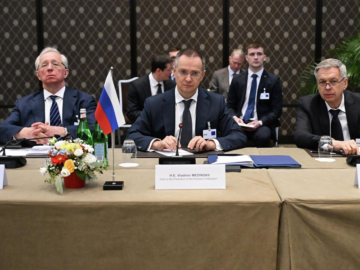    Заместитель министра иностранных дел РФ Михаил Галузин, помощник президента РФ Владимир Мединский, начальник главного разведывательного управления Генерального штаба ВС РФ адмирал Игорь Костюков во время трехсторонней встречи делегаций России, США и Украины в Женеве | © РИА Новости / Екатерина Чеснокова