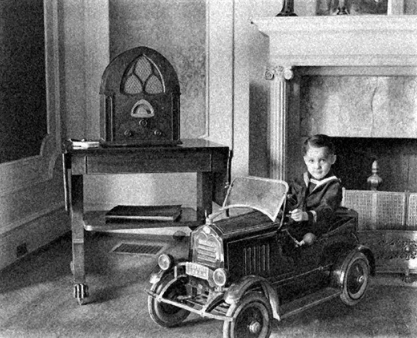 Фотография ребенка в детском автомобиле . 1920-е годы