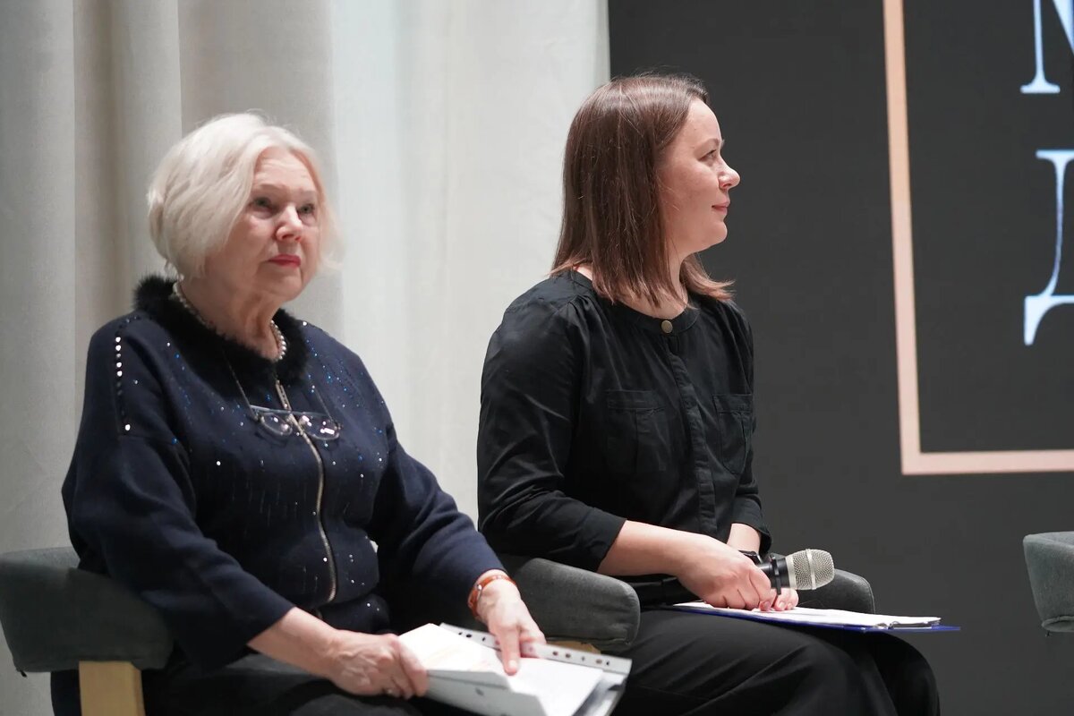 Актриса Казанского ТЮЗа Любовь Лукин, руководитель литературной части театра им. Джалиля Жанна Мельникова (фото - пресс-служба НБ РТ)