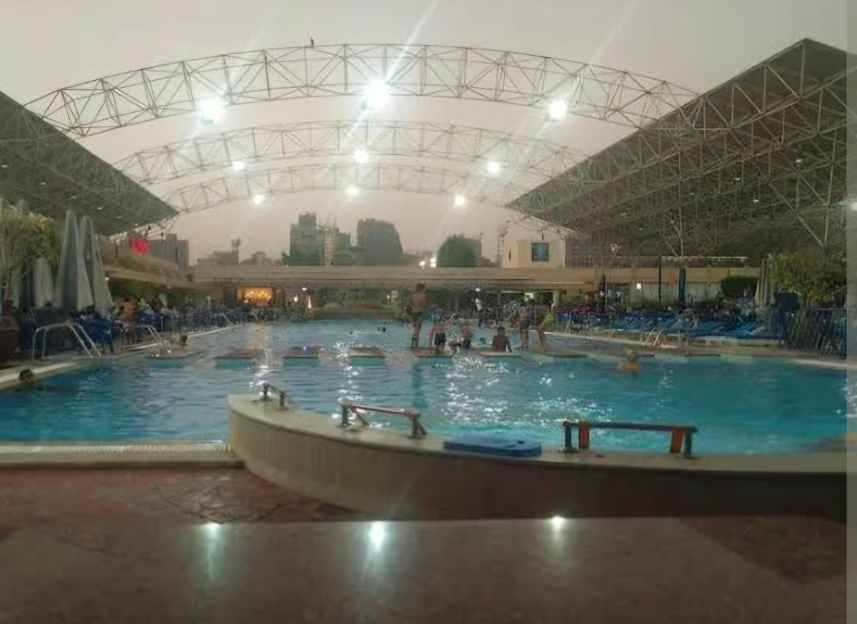 Фото с другого дня, так как в женский фоткать нельзя. То самое джакузи на переднем плане справа