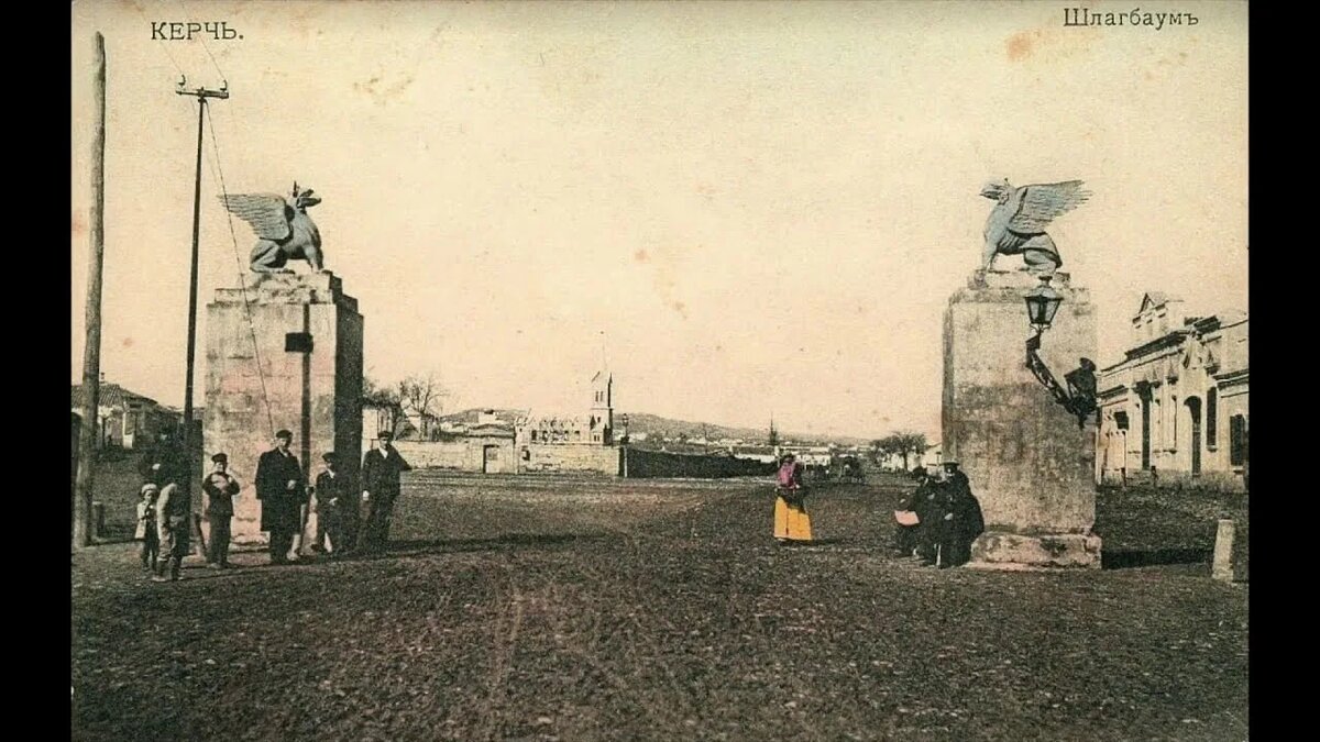 Вид на въезд в город Керчь и с левой стороны стоят телегравные опоры