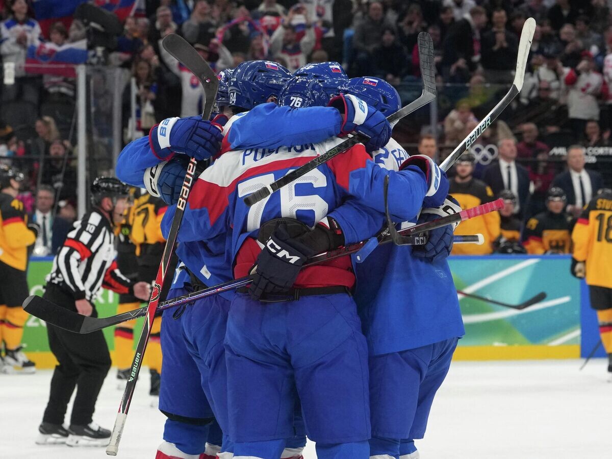    Хоккеисты сборной Словакии празднуют гол в матче против Германии на Олимпиаде-2026 | © REUTERS / JAMES LANG