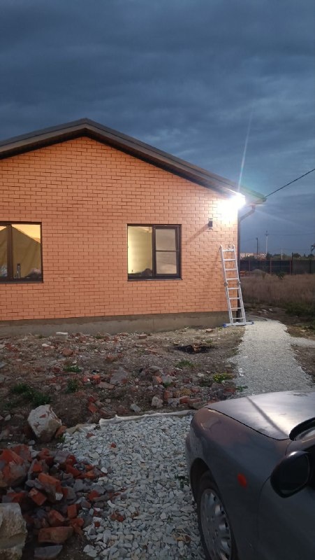 Смеркается, прожектор включается.