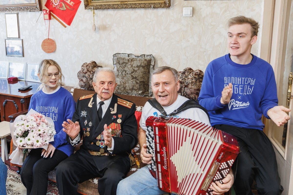    Волонтеры Победы поздравляют ветеранов ВОВ с Днем защитника Отечества