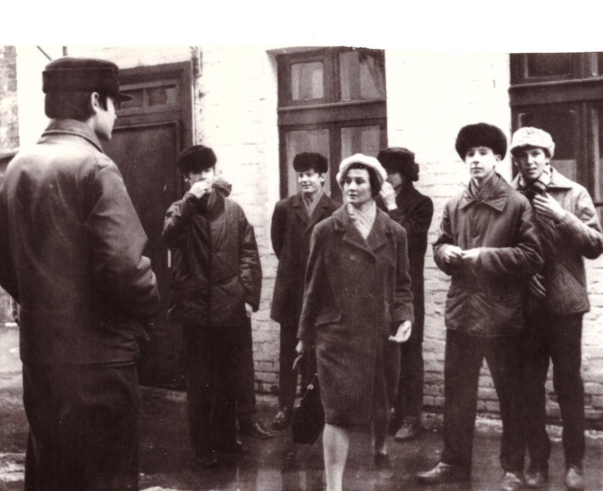 У нашей школы на Фруктовой улице с учительницей математики Валентиной Васильевной Соколовой (в центре), автор – крайний справа. Из архива автора.