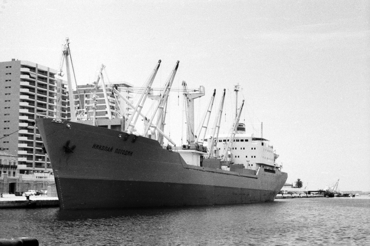 Советское грузовое судно "Николай Погодин" в порту Малаги, лето 1975 года