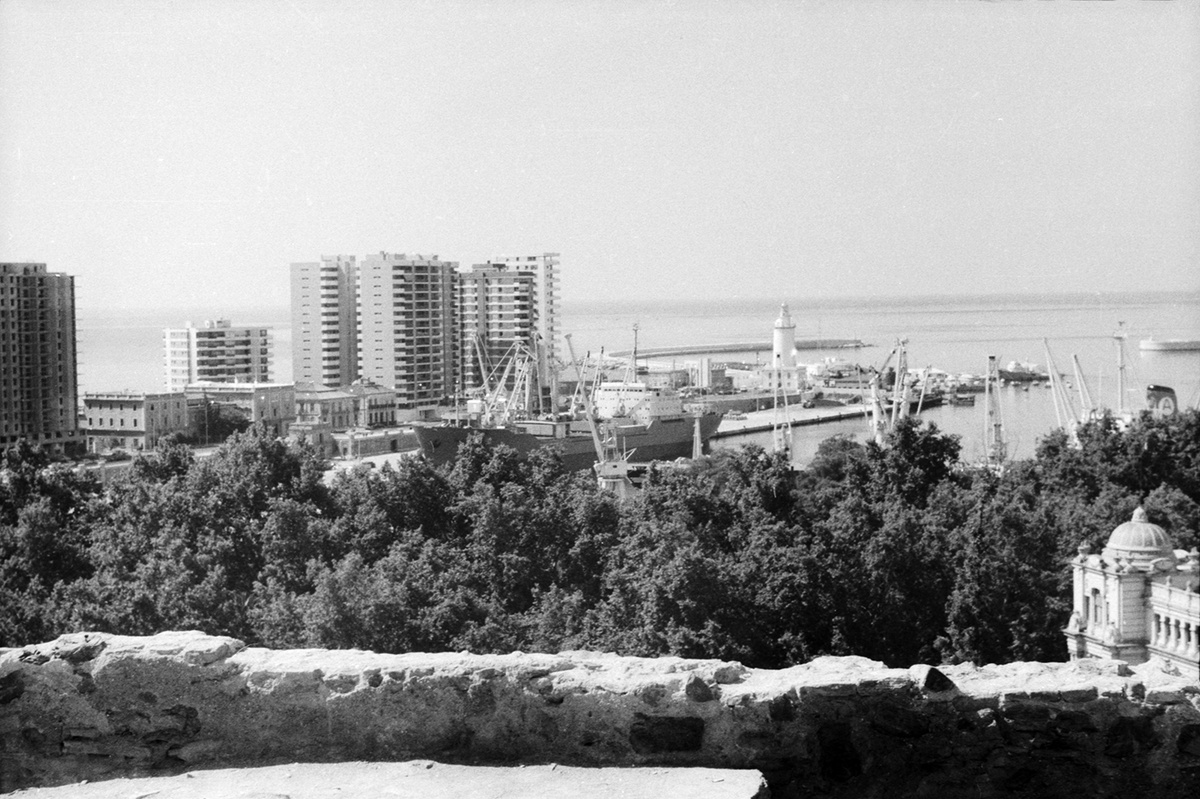 Советское грузовое судно "Николай Погодин" в порту Малаги, лето 1975 года