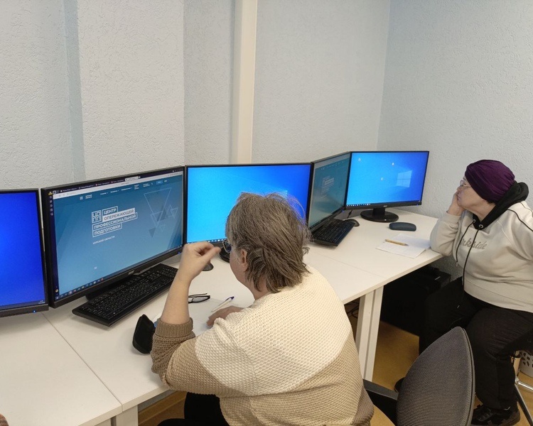     Участники проекта «Курское долголетие» учатся противостоять кибермошенникам
