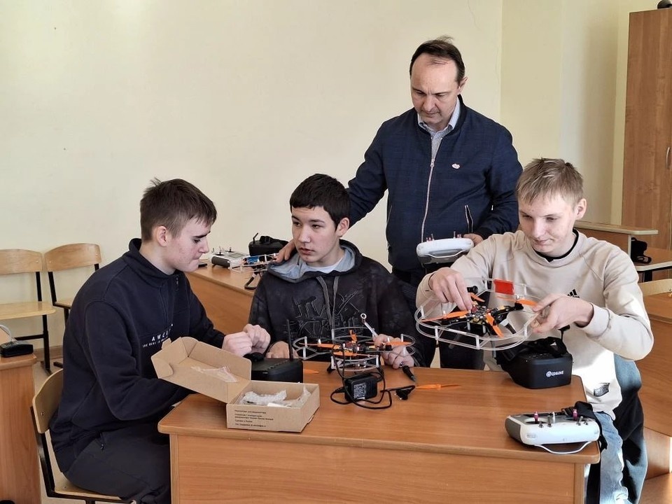    Ульяновские школьники и студенты посоревнуются в умении управлять и программировать беспилотники. ФОТО: тг-канал минпросвещения УО