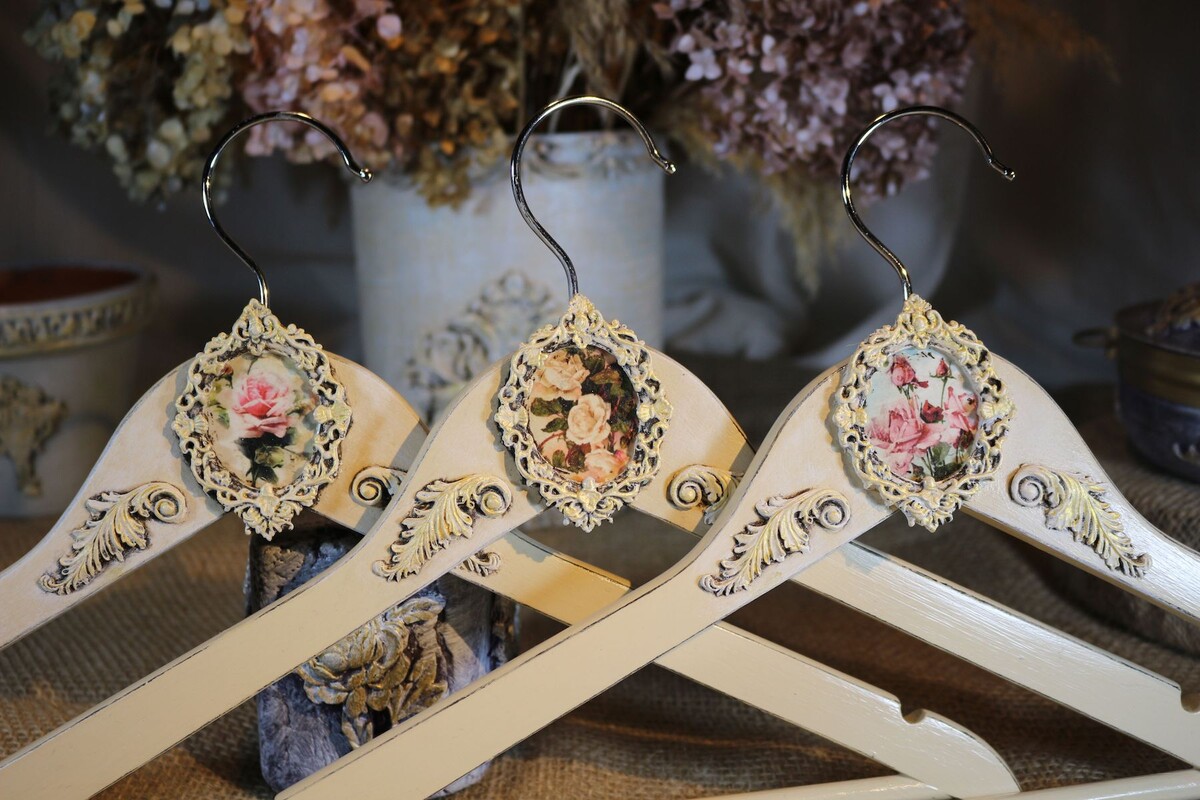 Вешалки-плечики, дерево 44,5 см. Лепнина.