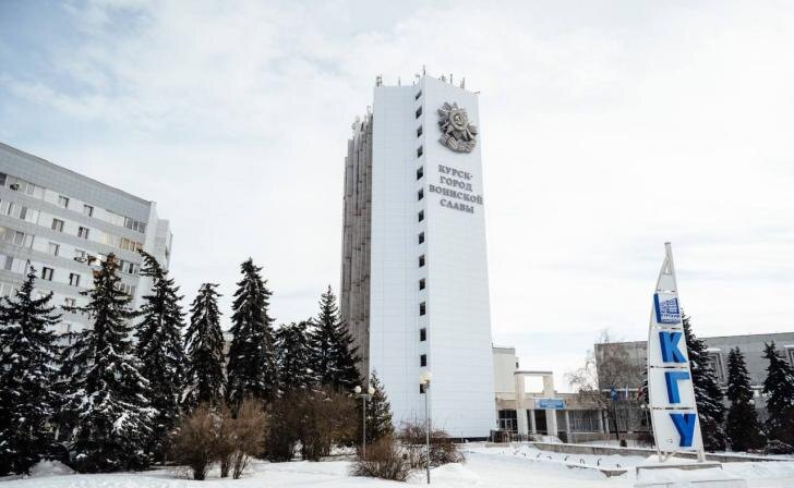 В Курске отремонтировали центральную часть фасада корпуса КГУ на Карла Маркса