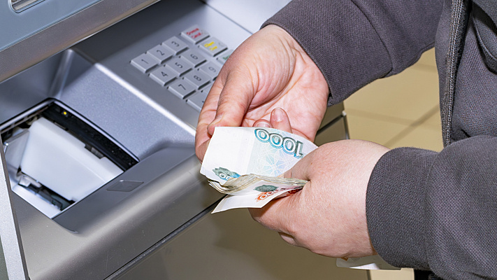 Почему банки ограничивают выдачу денег,  и что это значит для клиентов