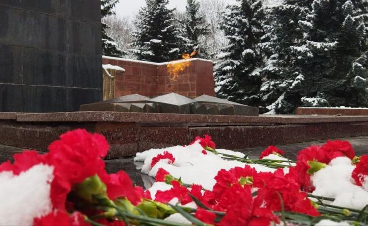 Мэрия Курска потратит миллион на цветы для возложений и поздравления