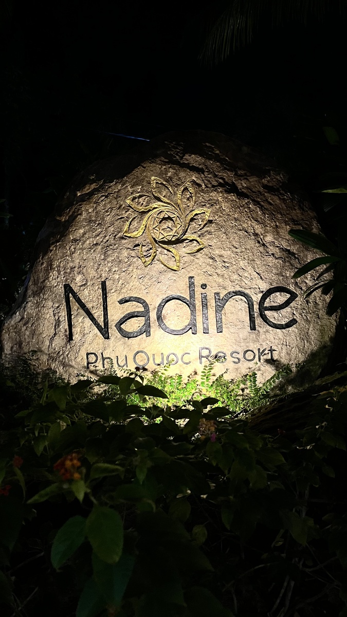 Пожалуй это лучшая вывеска отеля из всех, что я видывал! (листайте карусель и знакомьтесь с территорией)