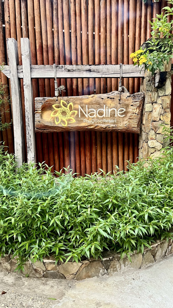 Пожалуй это НЕ самая лучшая вывеска отеля из всех, что я видывал)))