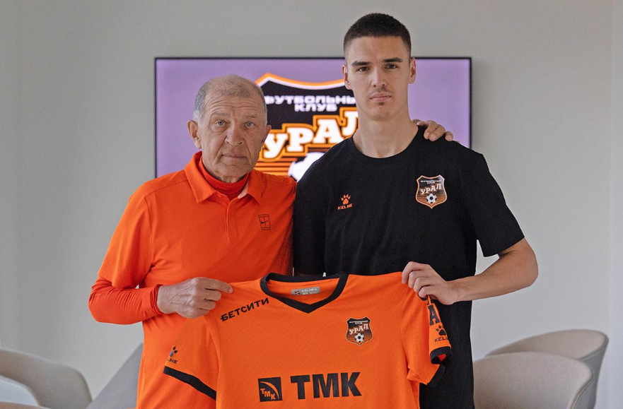 Григорий Иванов представляет Егора Богомольского. Источник: сайт fc-ural.ru  