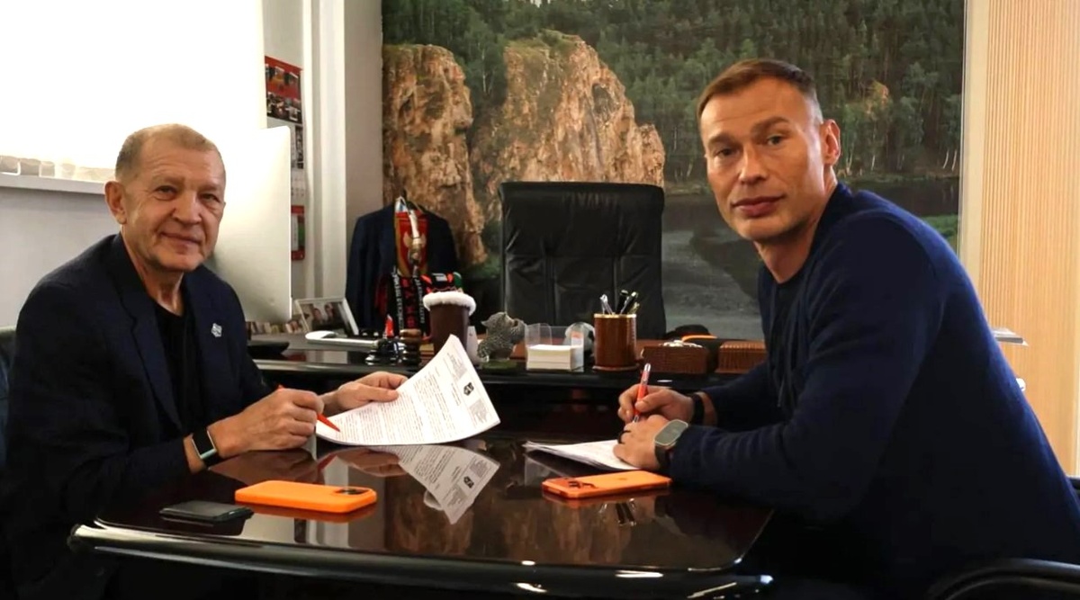 Григорий Иванов подписывает договор с Василием Березуцким. Источник: сайт yamal-media.ru