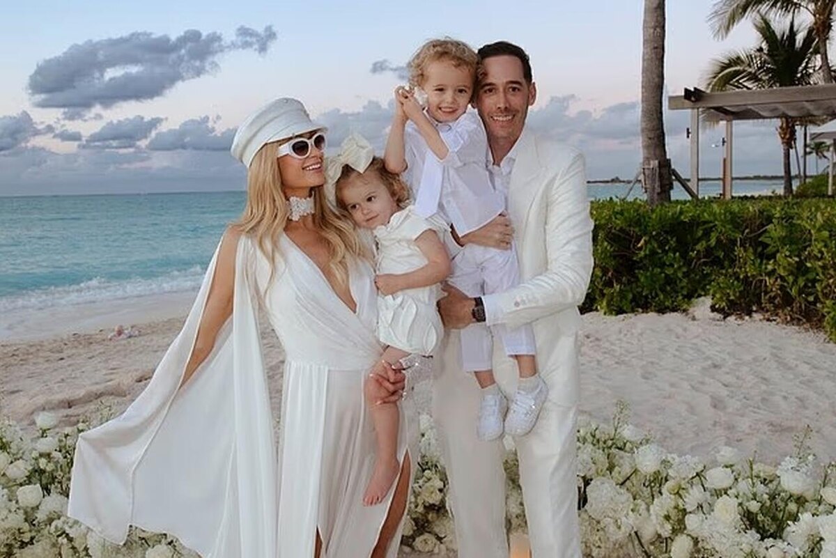    Пэрис с Реумом Картером и детьмиПэрис с мужем и детьми Социальные Сети