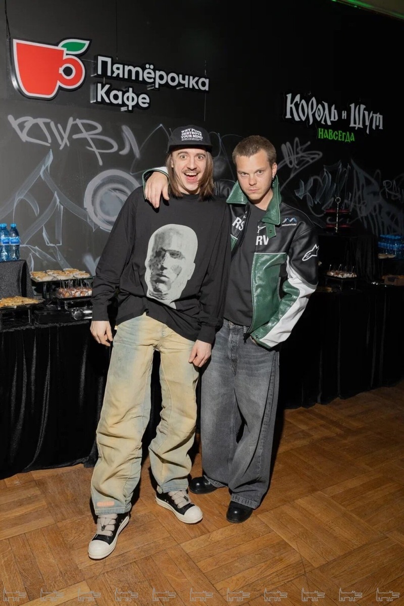    Константин Плотников в Rick Owens и PDF CHANNEL, Влад Коноплев в капсуле RSRV от Alpinestars. Собрать панк-образы актеров на премьеру помогли Studio Slow