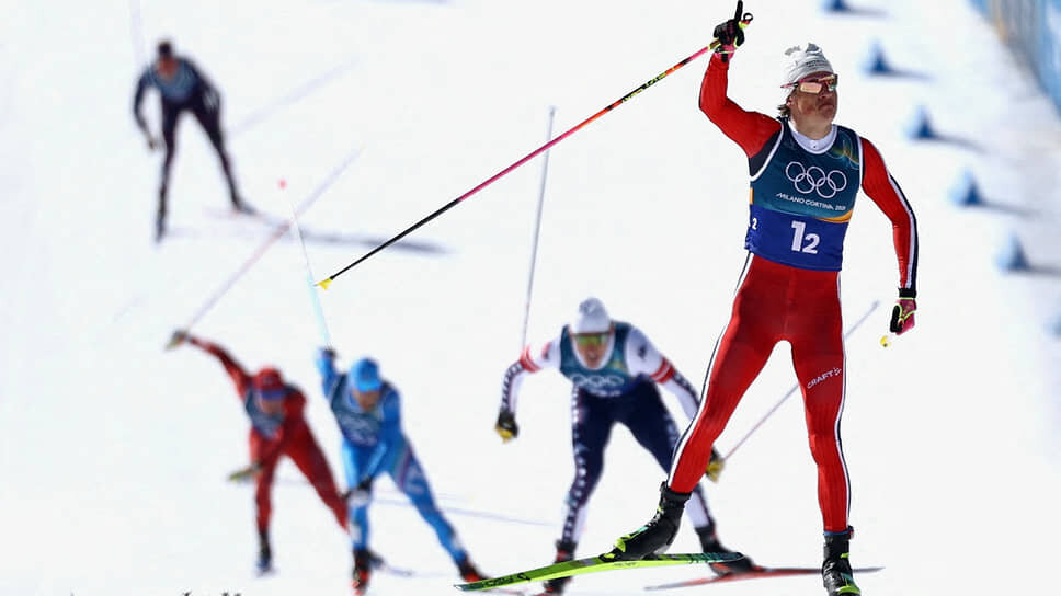 Йоханнес Клэбо (крайний справа) празднует победу в командном спринте.📷Фото: Kai Pfaffenbach / Reuters